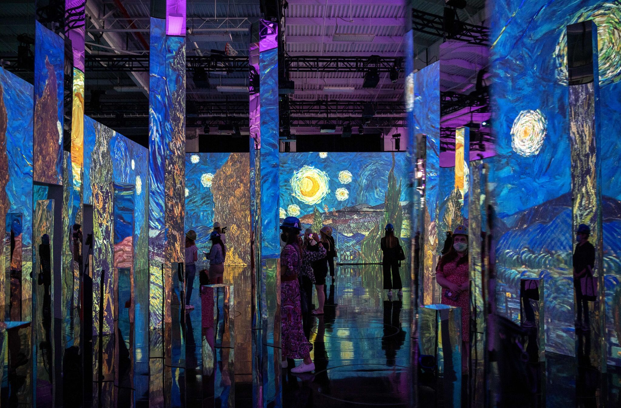 Van Gogh Immersive — mirror columns with Starry Night projection